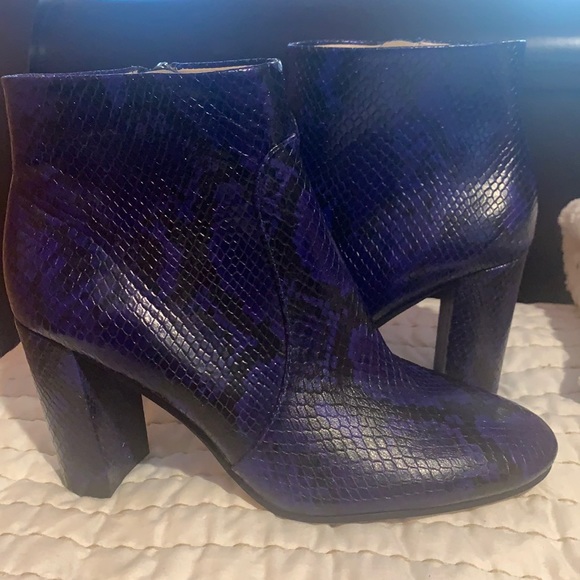 Snake print heeled bootie in dark midnight - Picture 3 of 5